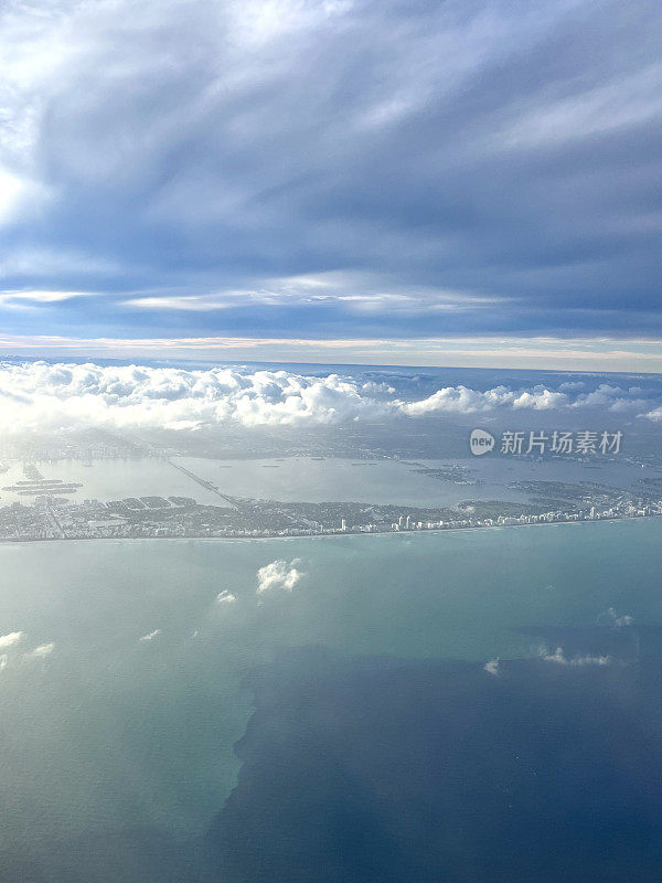 美国佛罗里达州迈阿密的布里克尔/椰子沟/市中心天际线的通用航空无人机景观日拍摄。